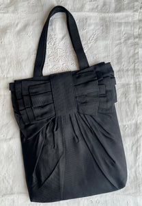 BLACK RUFFLED TOTE BAG