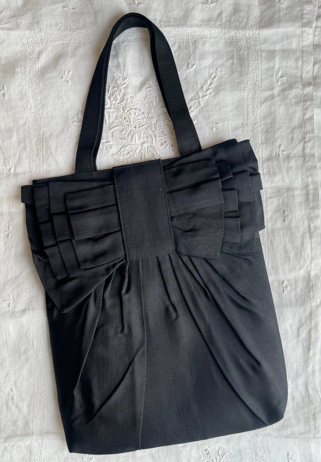 BLACK RUFFLED TOTE BAG